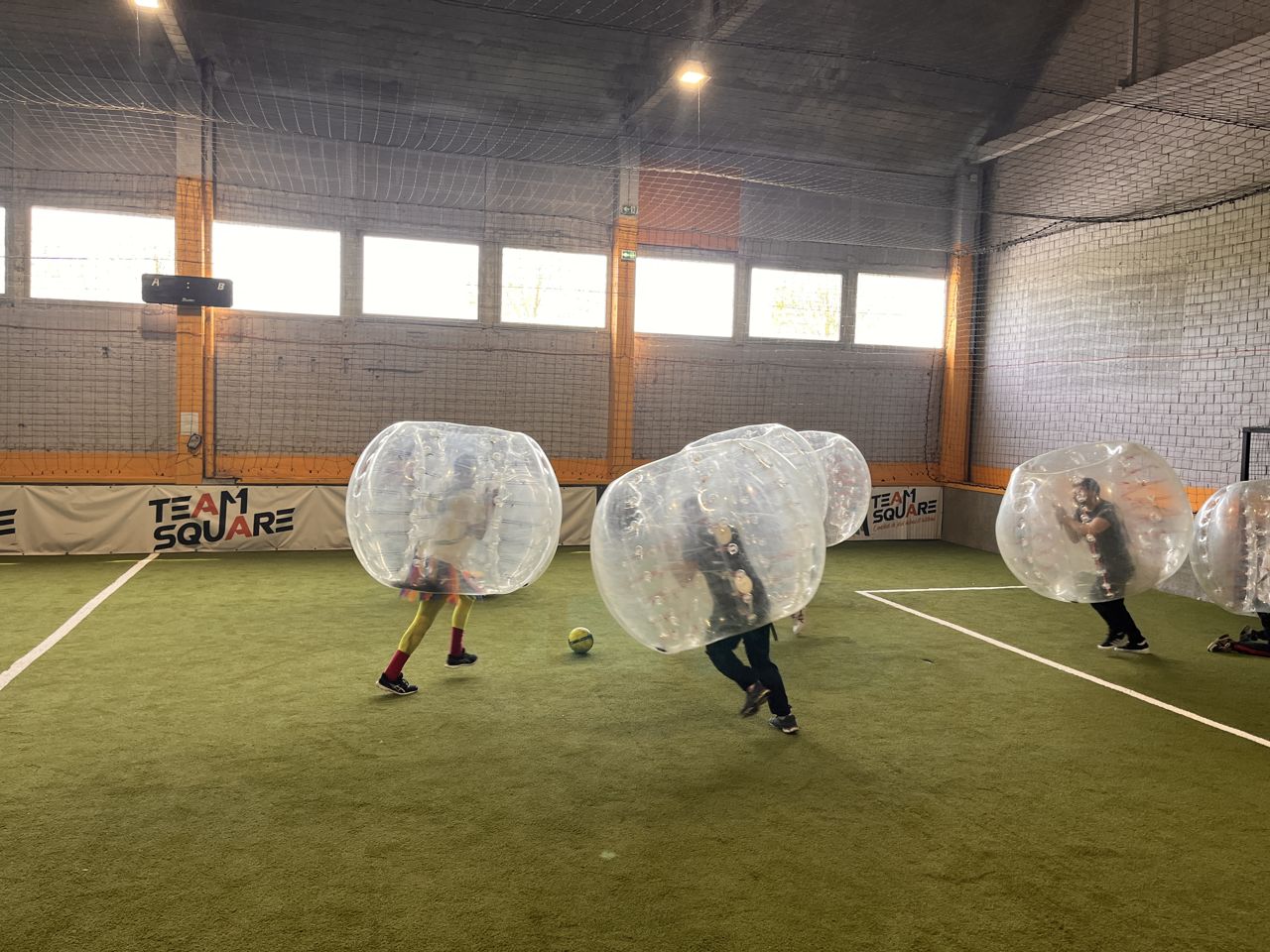Une équipe en pleine activité de cohésion chez Team Square